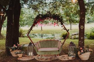 Ideas de photocall para boda: con un sofá y una estructura hexagonal