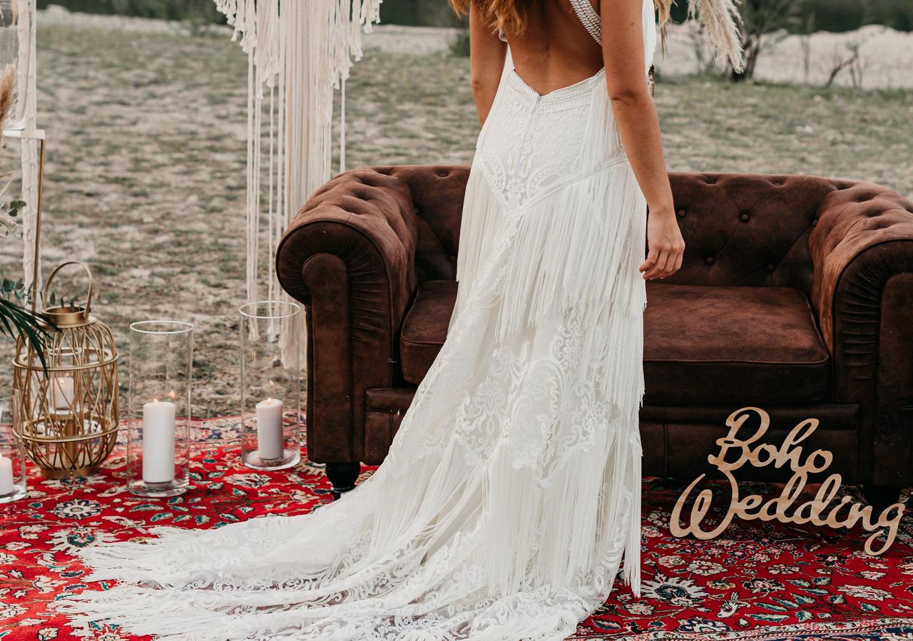 vestido de novia bohemio con cola ideal para una novia boho chic
