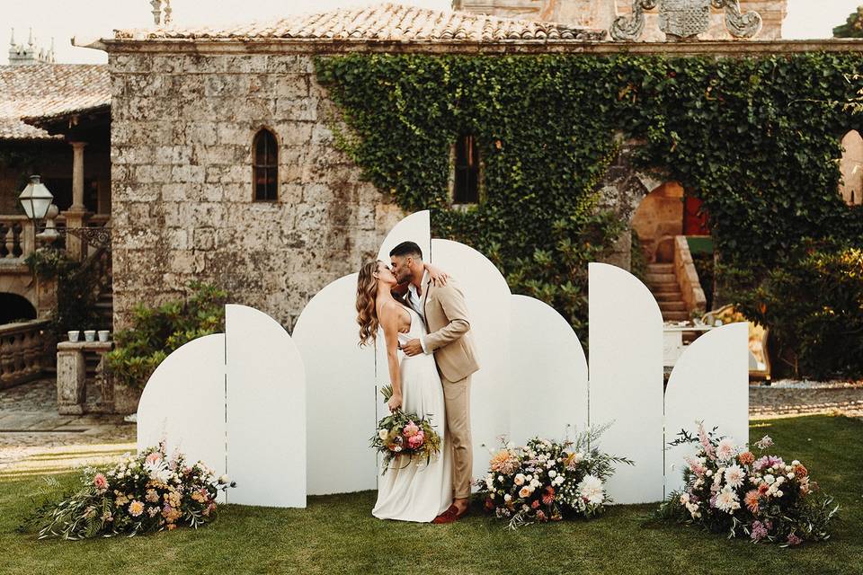 Ideas photocall boda: diseño asimétrico con muchas flores en un precioso exterior