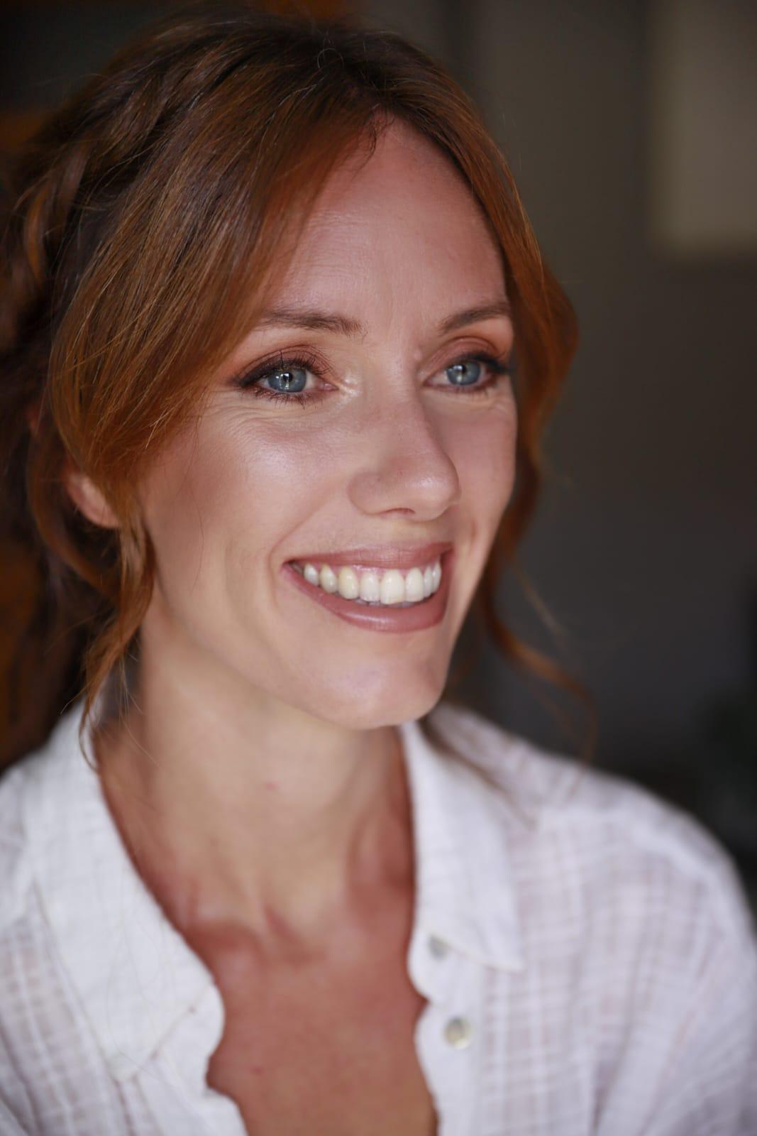 Chica sonriente con maquillaje natural y sencillo