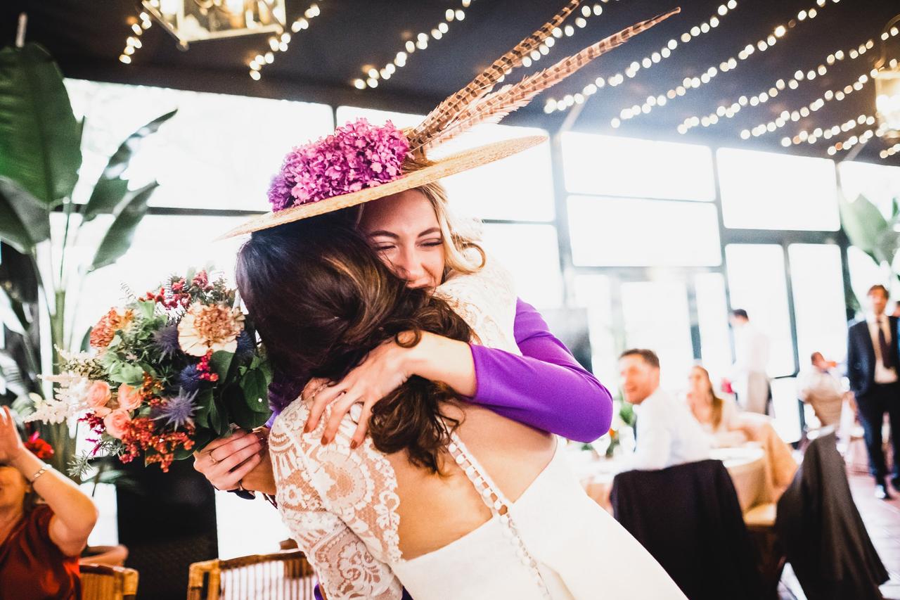 Abrazos de amistad Imágenes de abrazos el día de la boda