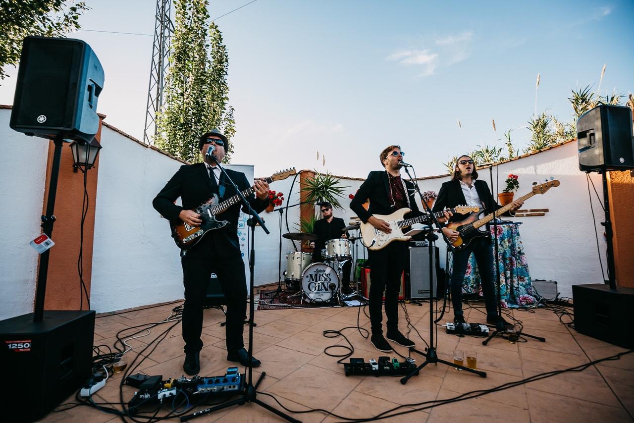 grupo de música tocando al aire libre