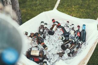 Carretilla con cerveza boda y mucho hielo