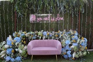 Ideas photocall bodas con muchas plantas y sofá rosa