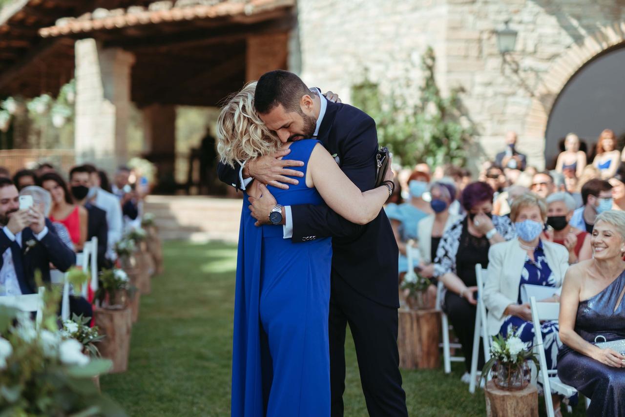 Abrazos tiernos Imágenes de abrazos el día de la boda