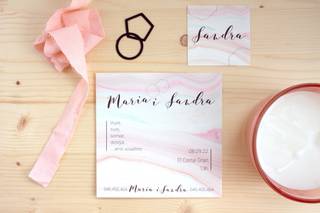 Bodas en color rosa románticas y solidarias: invitaciones de boda