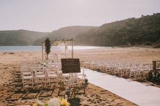 Todo a punto para celebrar una ceremonia civil en la playa