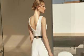 Trajes de novia con pantalones: mono con espalda al aire