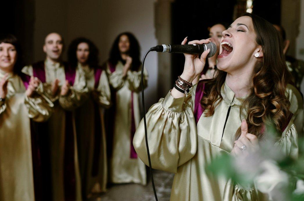 Integrantes del Coro Génesis en una formación góspel en una iglesia