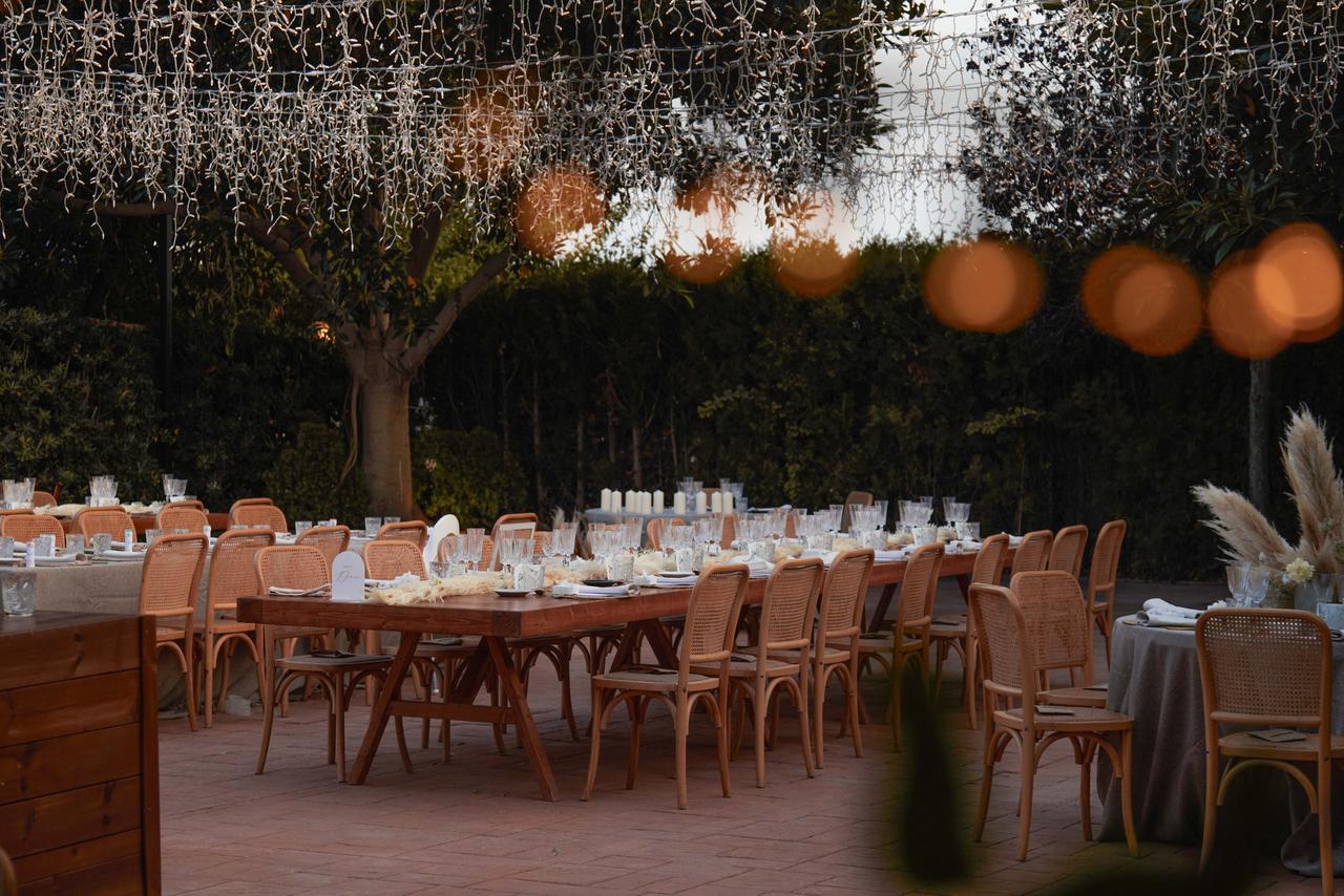 Bodas en Valencia: exterior preparado para un banquete de boda al aire libre en la Alquería Kukala