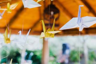Ideas originales para bodas: pájaros de origami de distintos colores colgando del techo