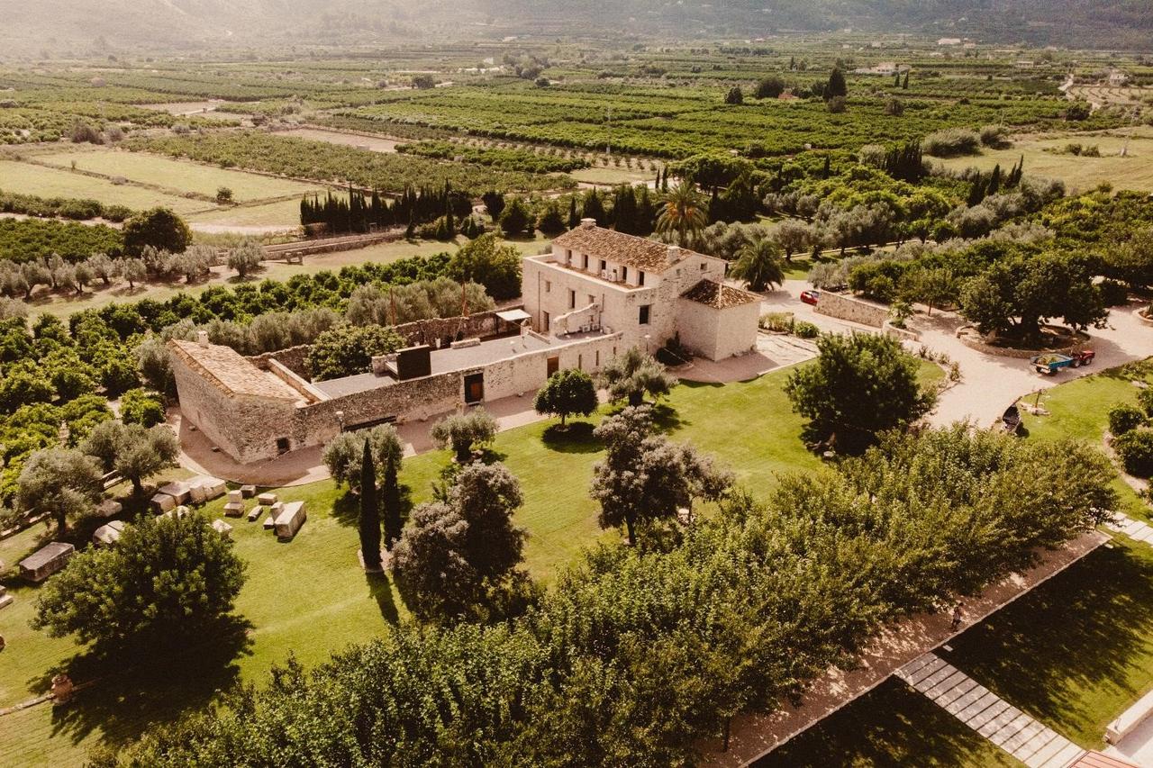 Masía restaurada en mitad de un paraje lleno de naturaleza vista desde el aire