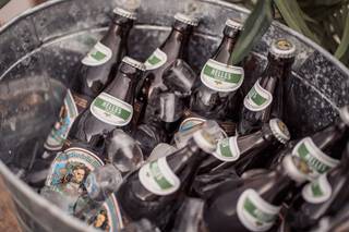 Cerveza para bodas: cubo metálico lleno de cervezas Helles
