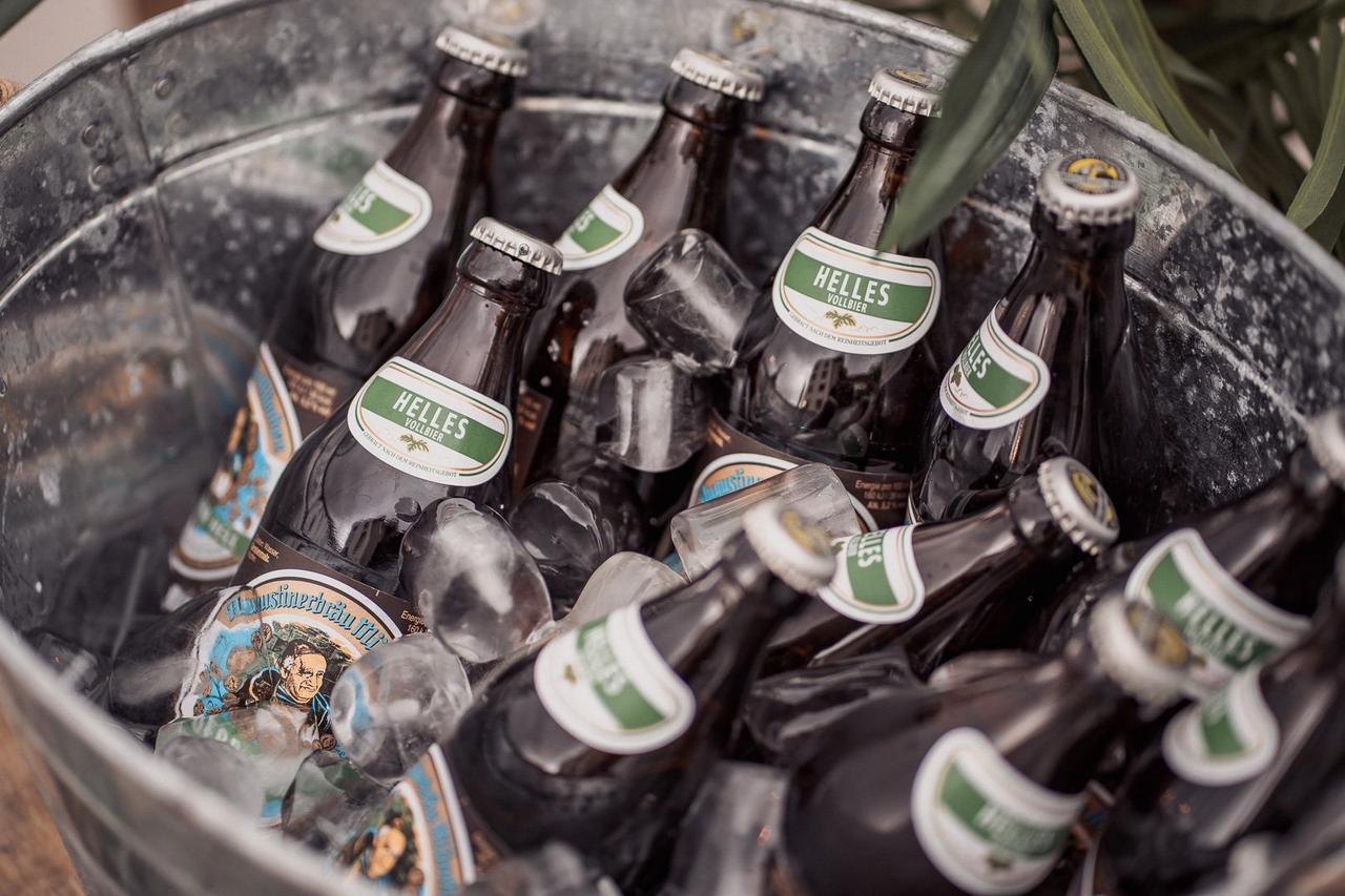Cerveza para bodas: cubo metálico lleno de cervezas Helles