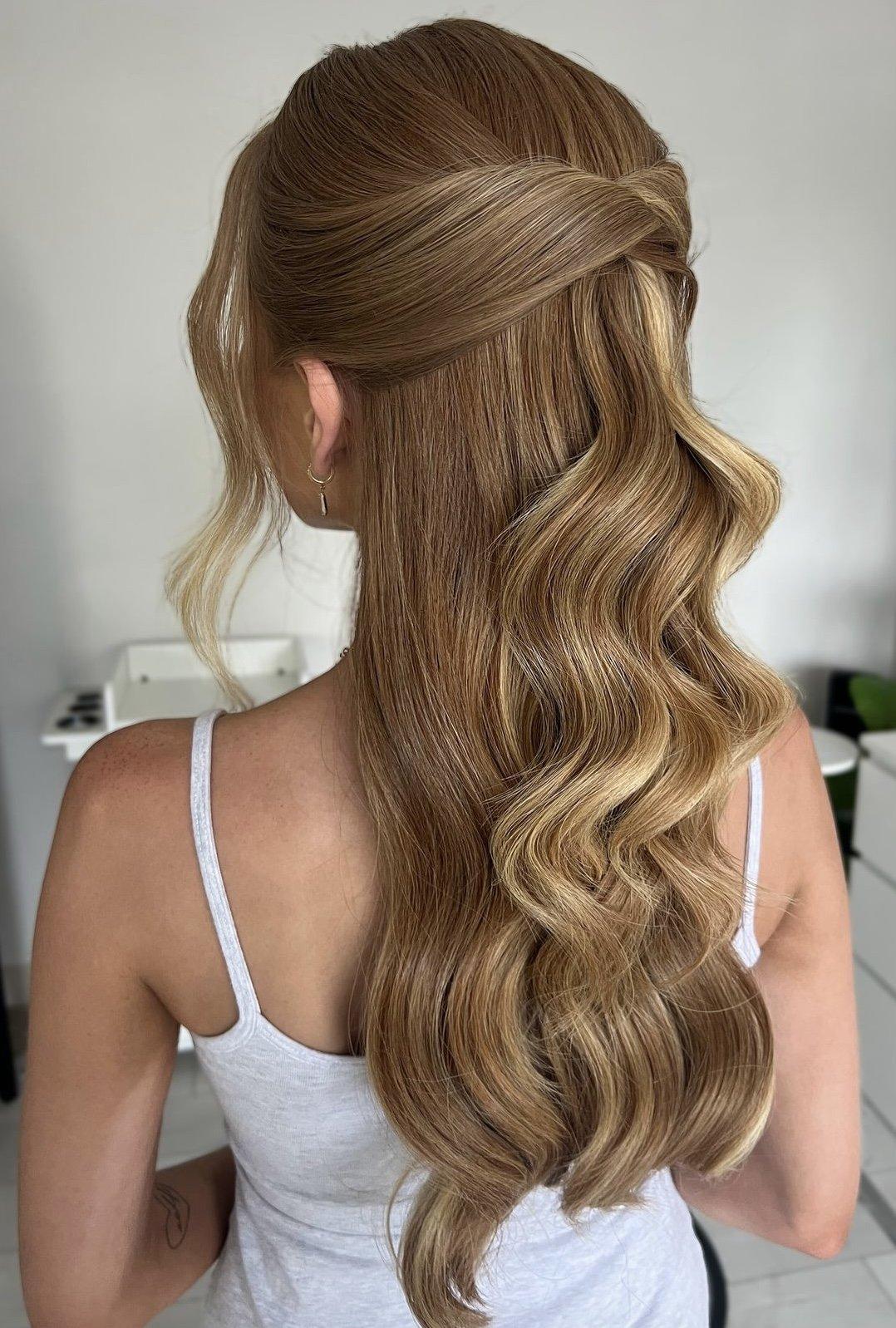 Recogidos invitada boda: semirecogido con ondas con mechones cruzados