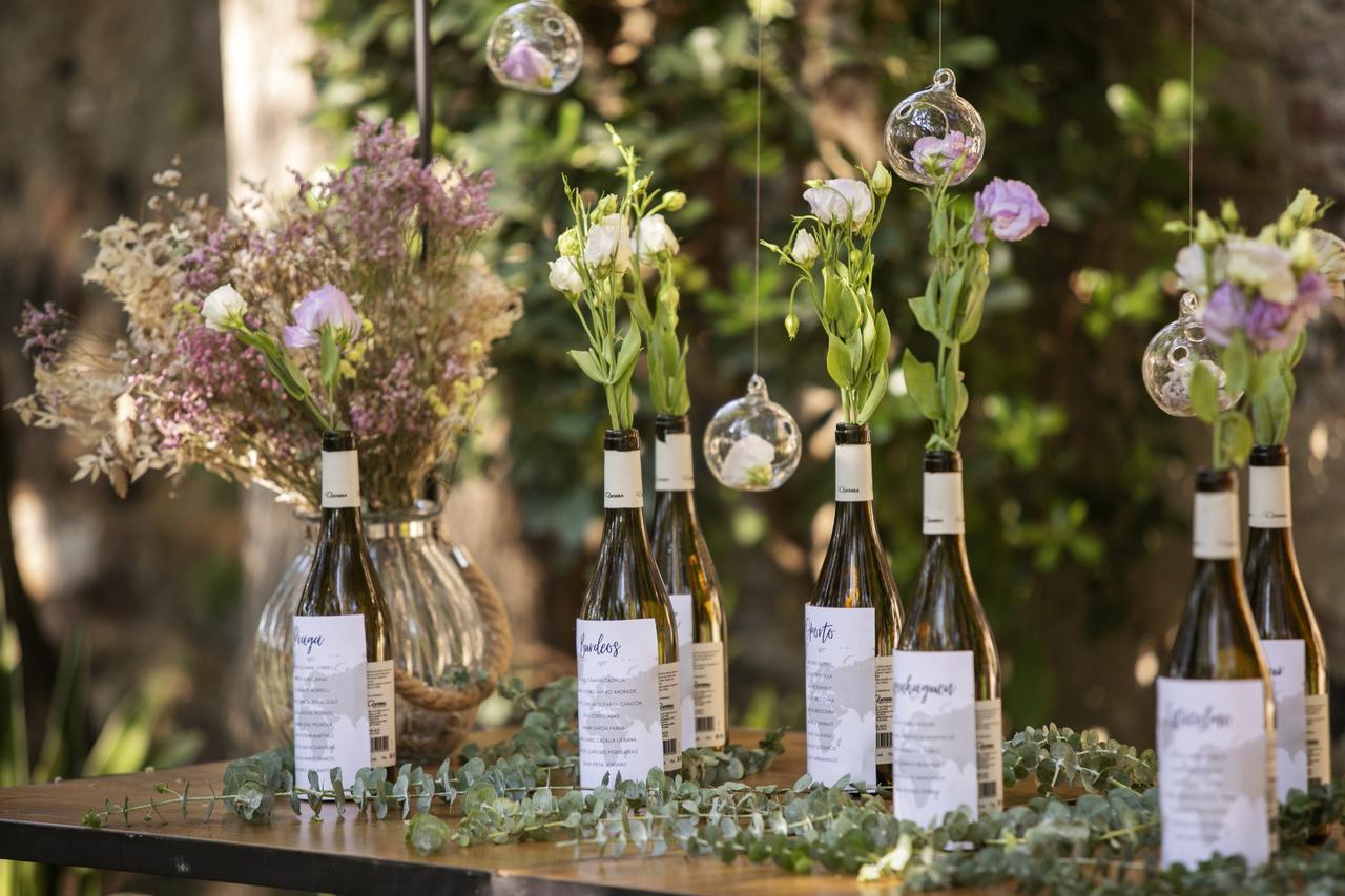 Organizar boda en 3 meses: botellas de seating plan