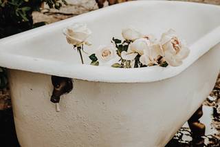 Decoración vintage boda: bañera de cuatro patas exenta con flores en su interior