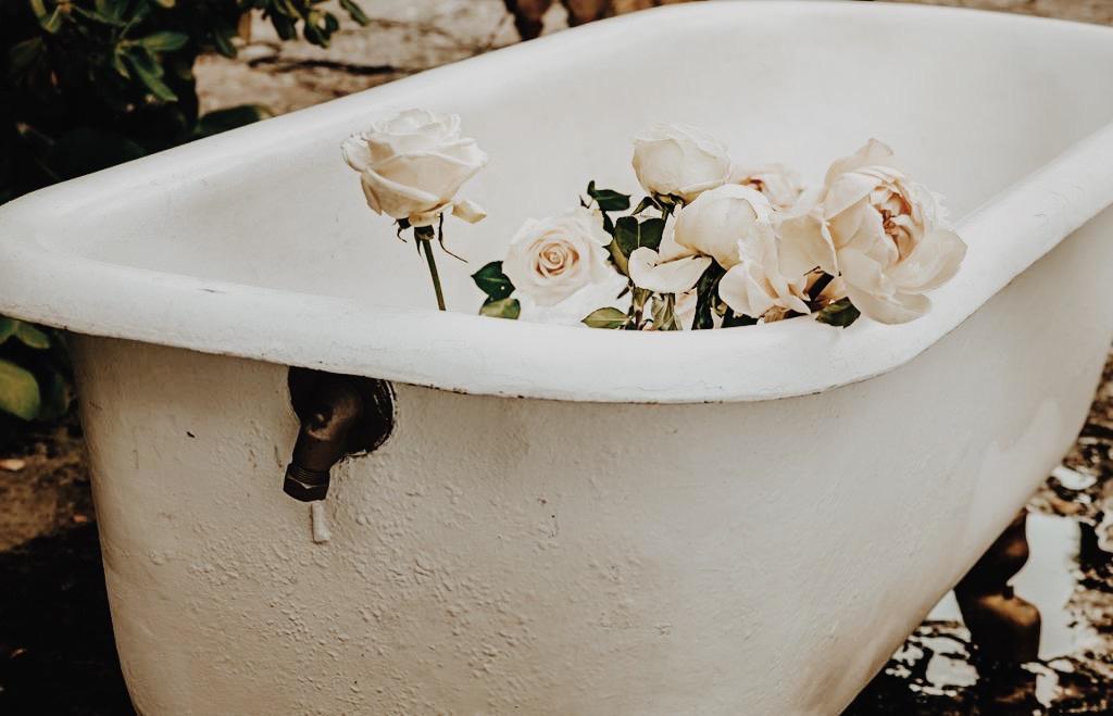 Decoración vintage boda: bañera de cuatro patas exenta con flores en su interior