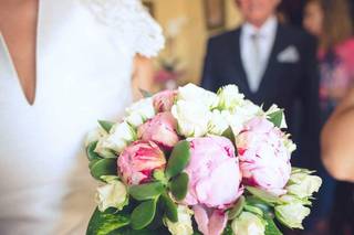 Ramo de novia con peonías de distintos colores, rosas blancas y verde