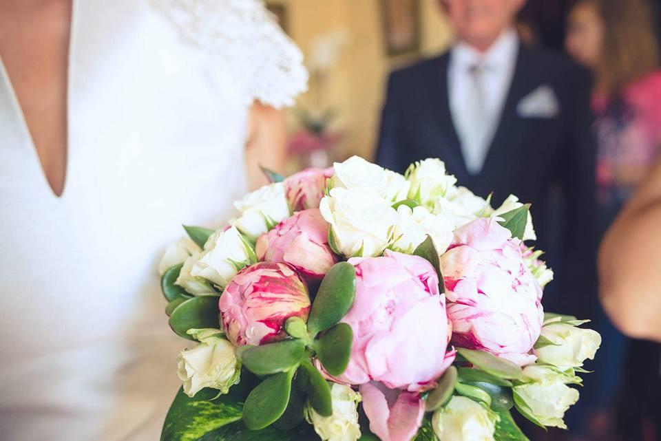 Ramo de novia con peonías de distintos colores, rosas blancas y verde