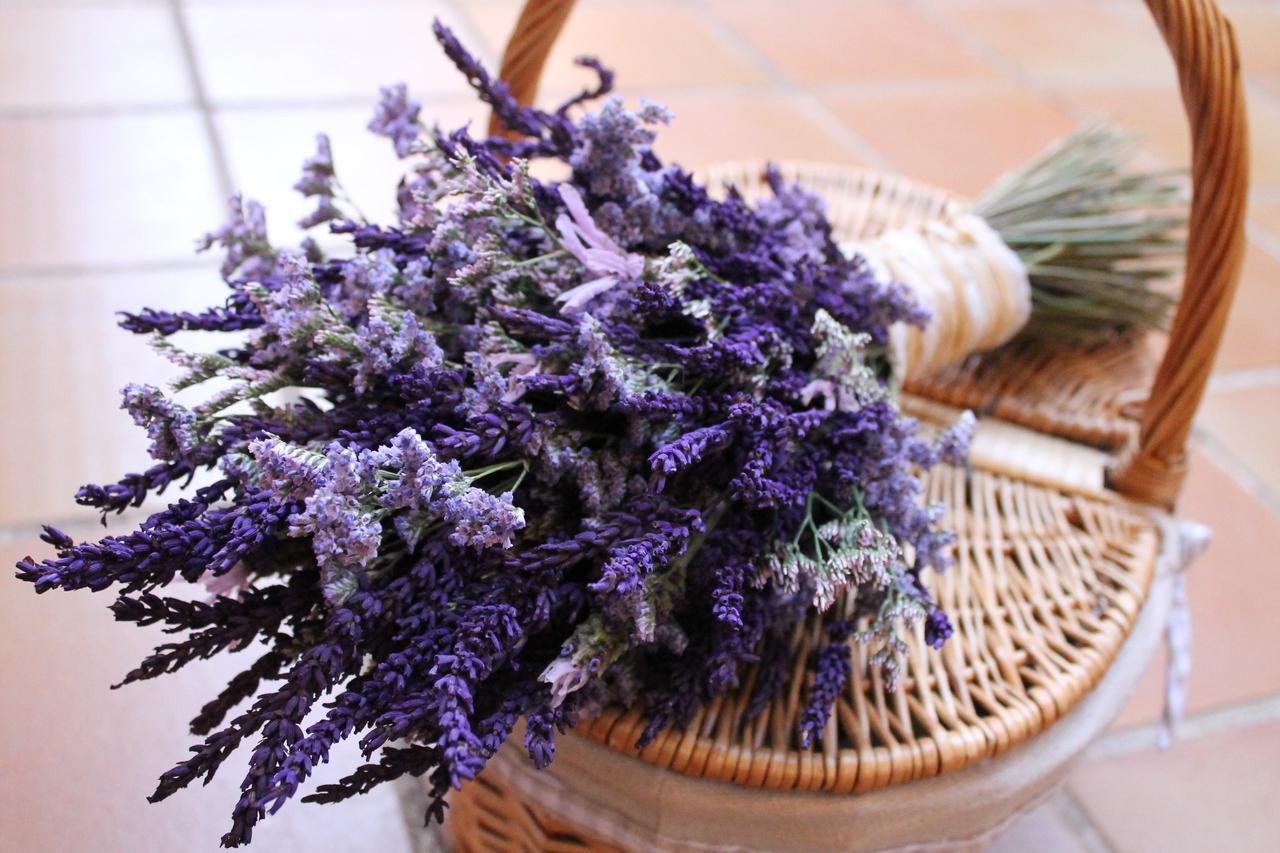 Flores para boda: precioso ramo de lavanda encima de una cesta de fibras vegetales con doble tapa