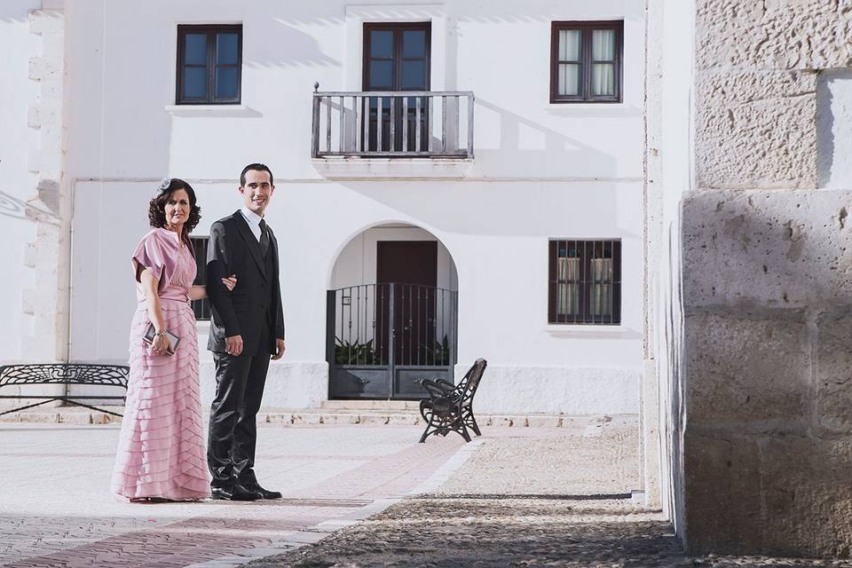 Madrina boda con el novio a punto de entrar en la ceremonia