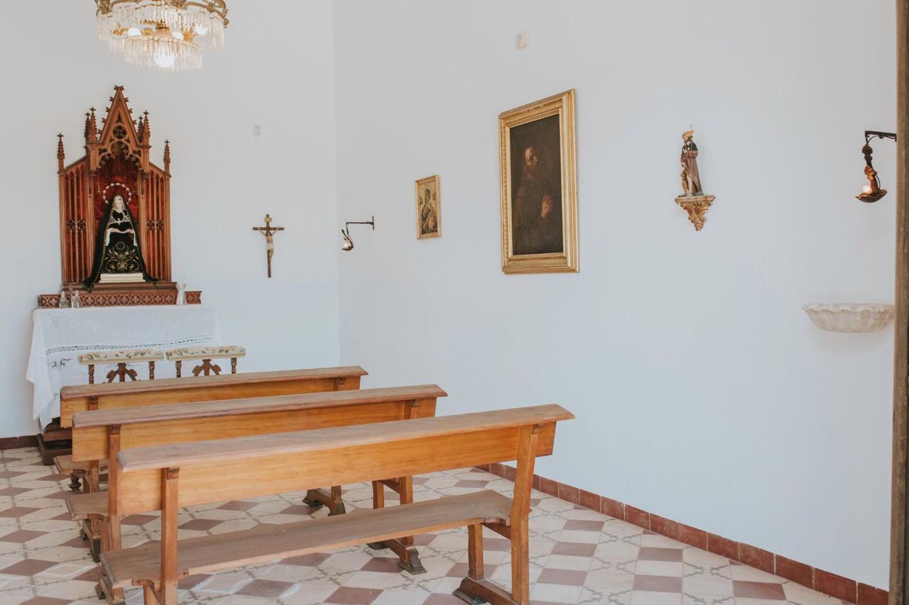Interior de una capilla pequeña antes de la ceremonia religiosa el día de la boda