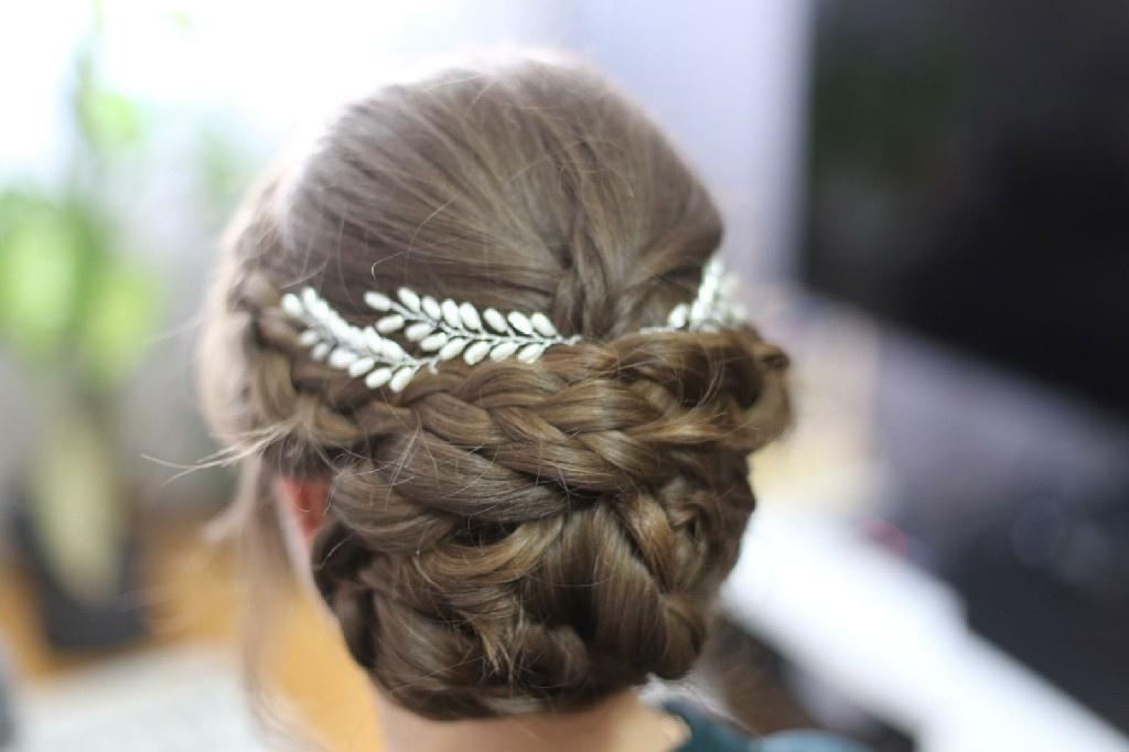 Peinado trenza: chica con un recogido trenzado con tocado