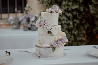 Tarta de boda seminaked cake con flores frescas