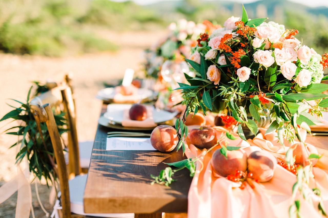 Centro de mesa de primavera con flores y fruta