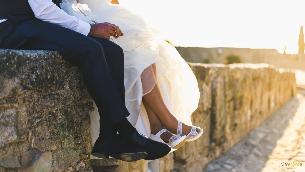 Primer plano de los zapatos del novio y de la novia el día de la boda