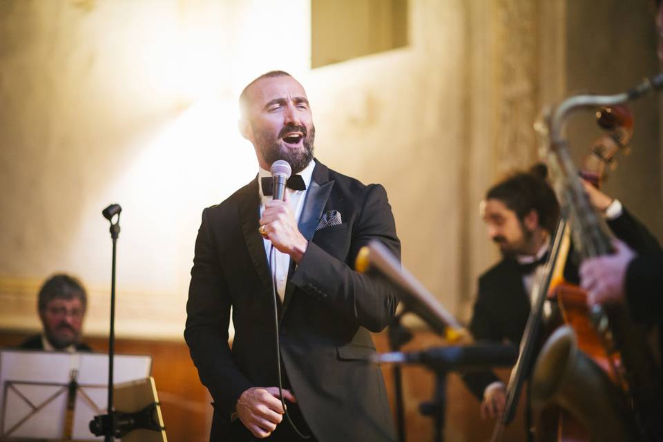 Cantante y orquesta actuando en directo el día de la boda