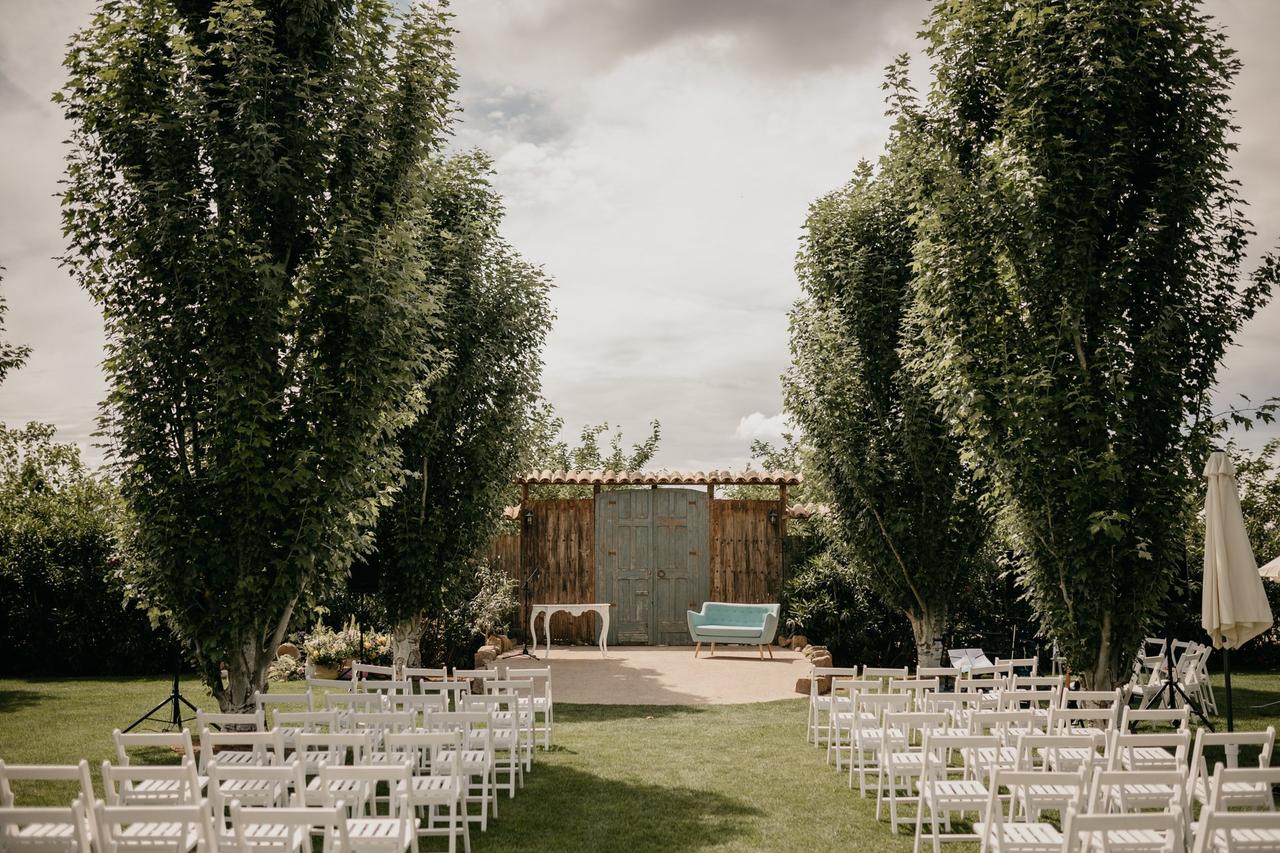 Masías para bodas con alojamiento Catalunya: jardín preparado para un enlace civil al aire libre en Masia Farré. Lleida