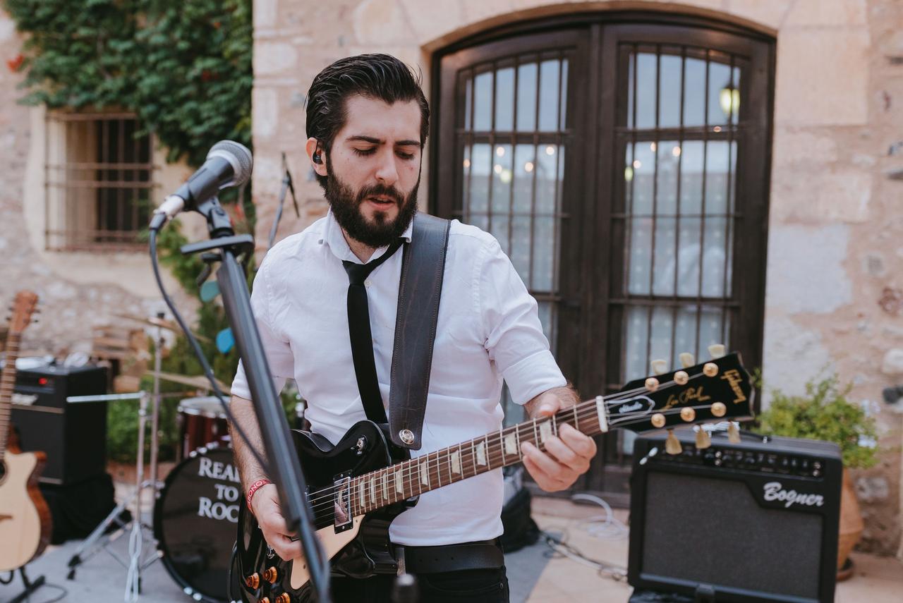 hombre músico tocando la guitarra