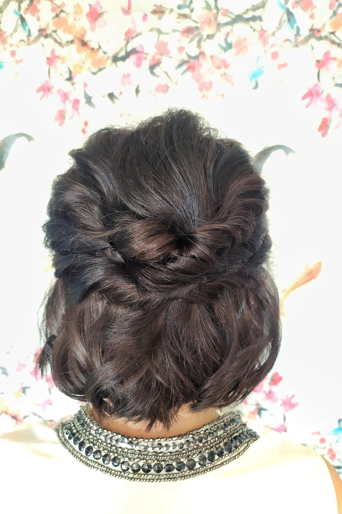 Peinados invitada boda pelo corto: semirecogido con trenzas dobles
