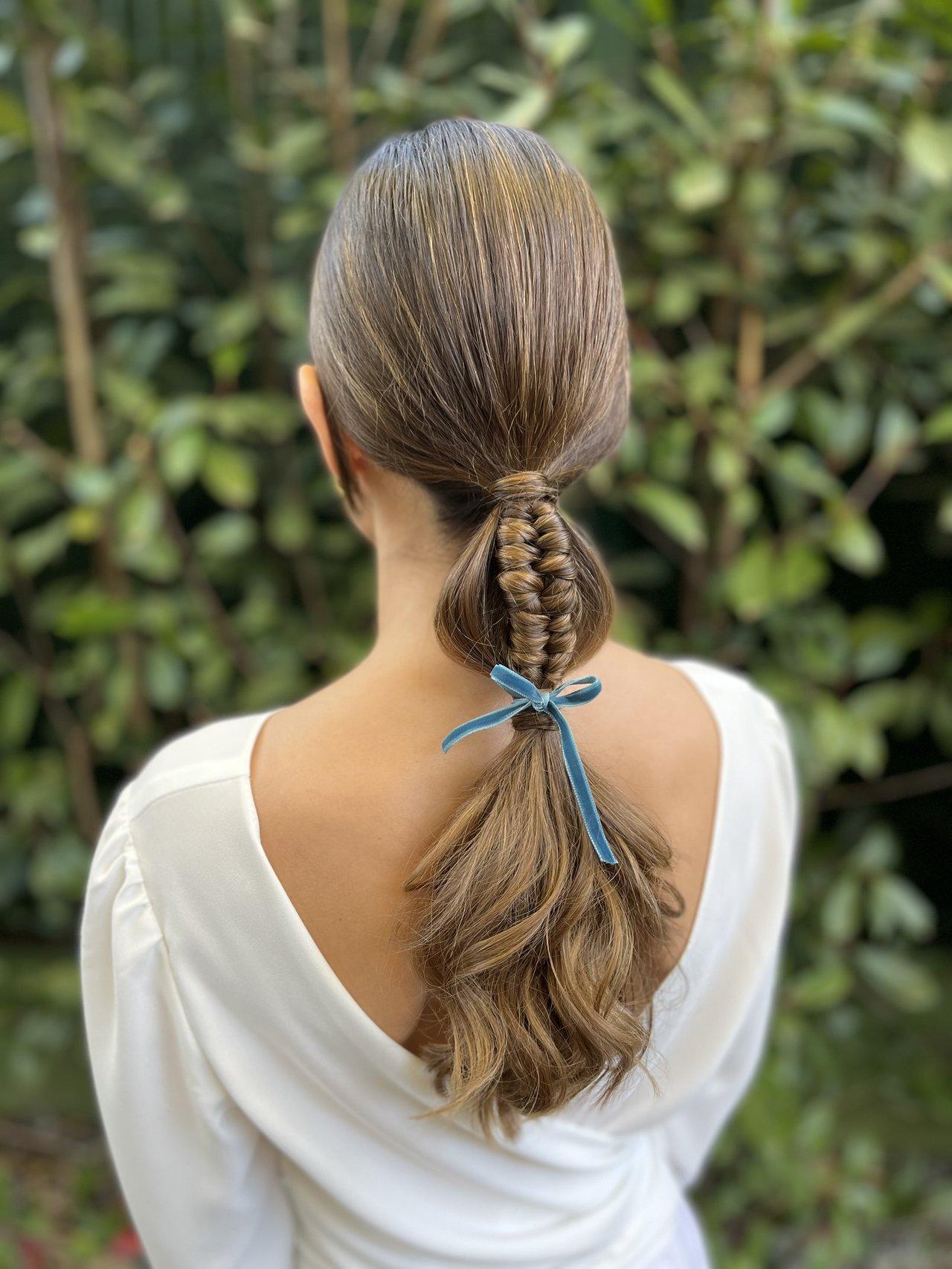 Recogido bajo novia con trenza y coleta