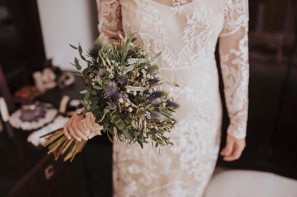 ramo de novia silvestre en tonos verdes y azules, ideal para bodas al aire libre
