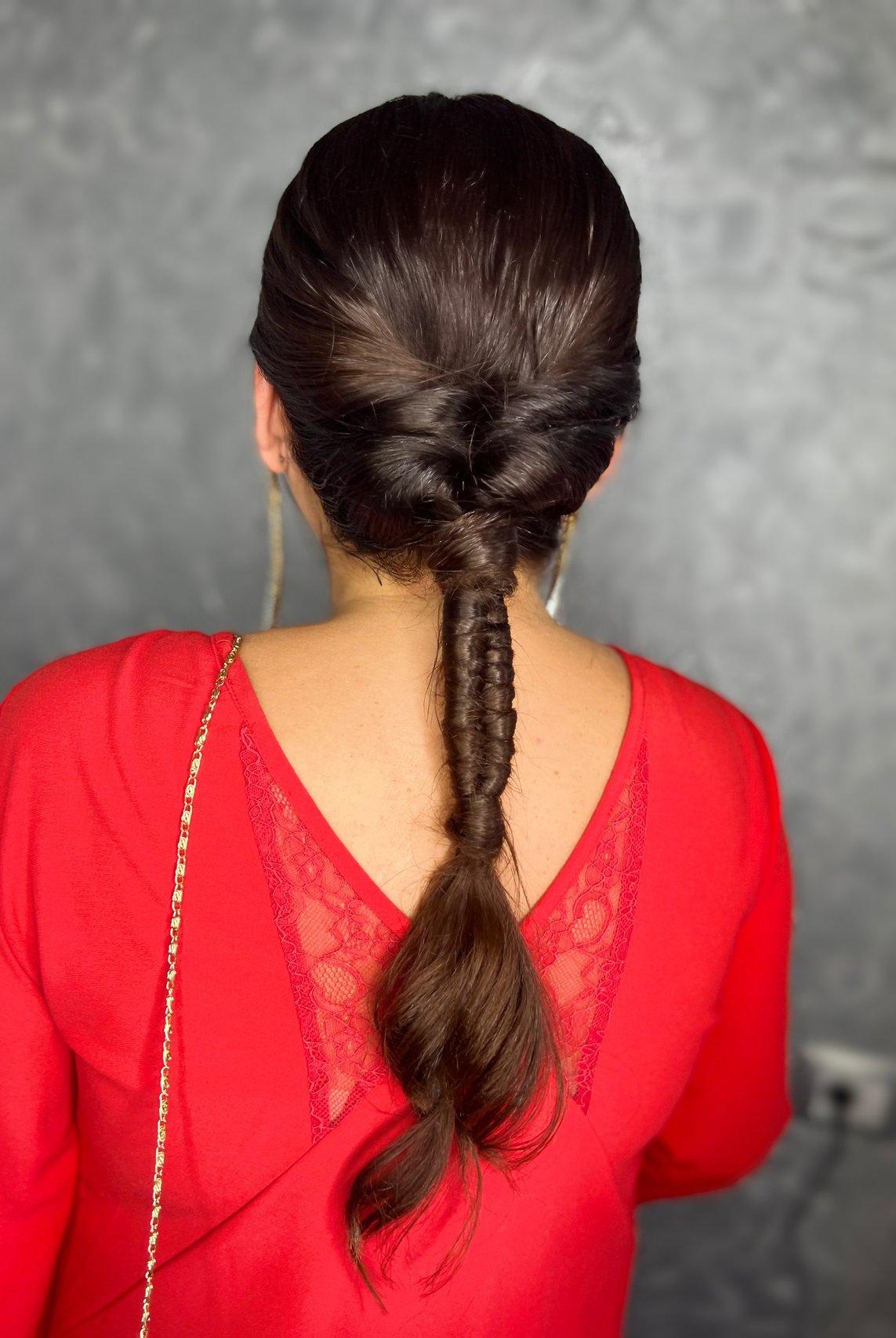 Recogidos invitada boda: trenza minimalista en pelo oscuro