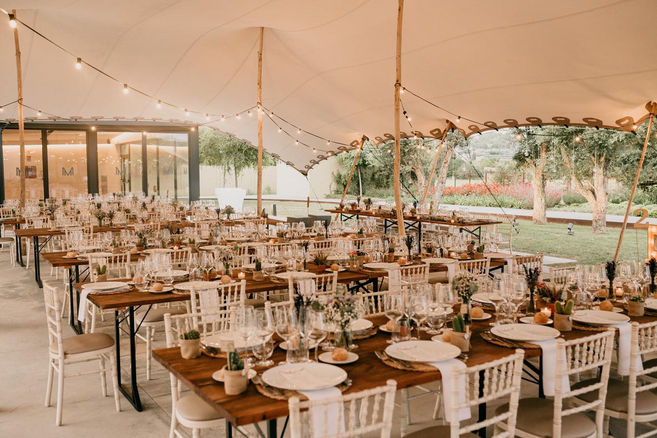 Montaje de banquete de boda al aire libre bajo una carpa