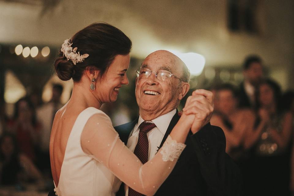 Novia bailando con su abuelo el día de la boda