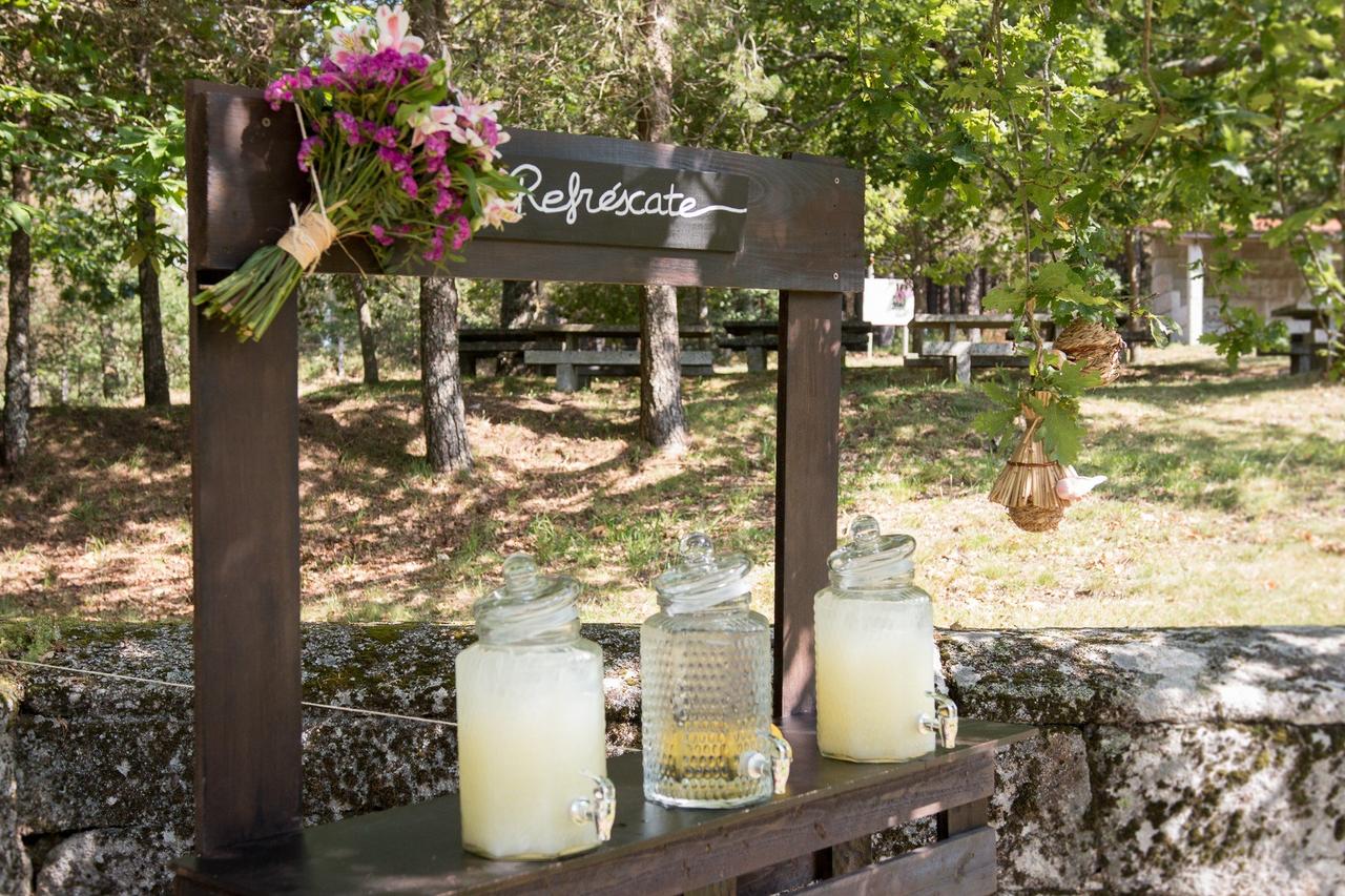 Decoración boda vintage: rincón de bebidas, con dispensadores de zumos de fruta naturales