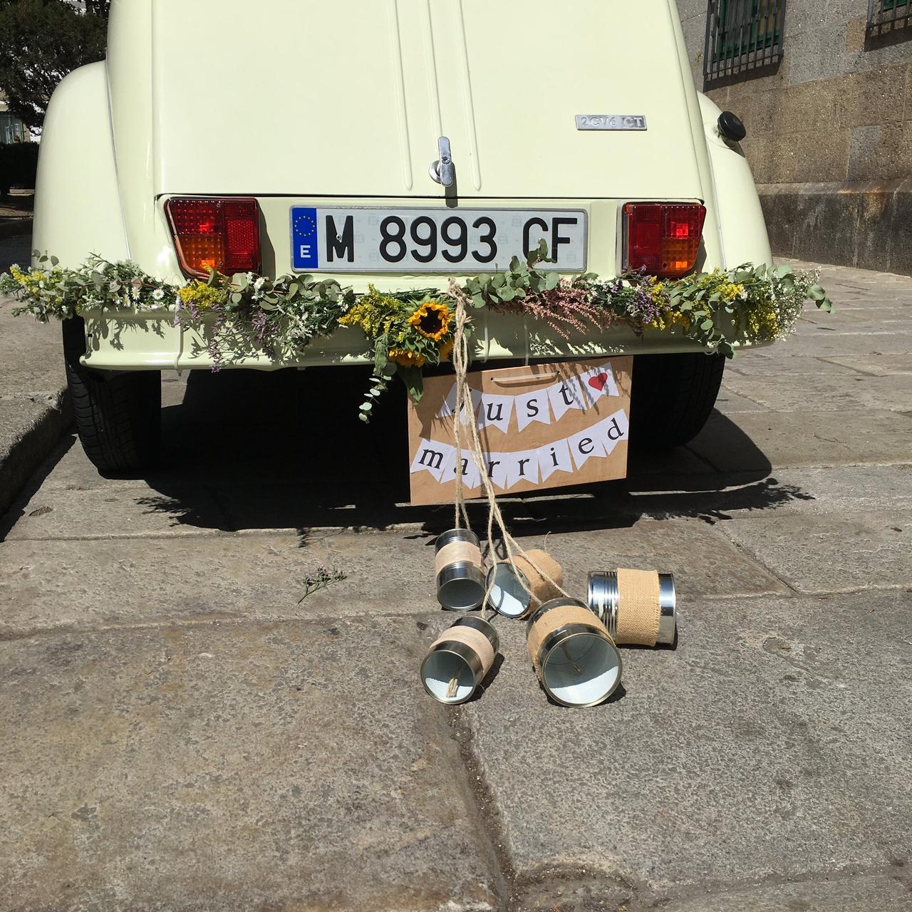 Coche retro con un cartel de 