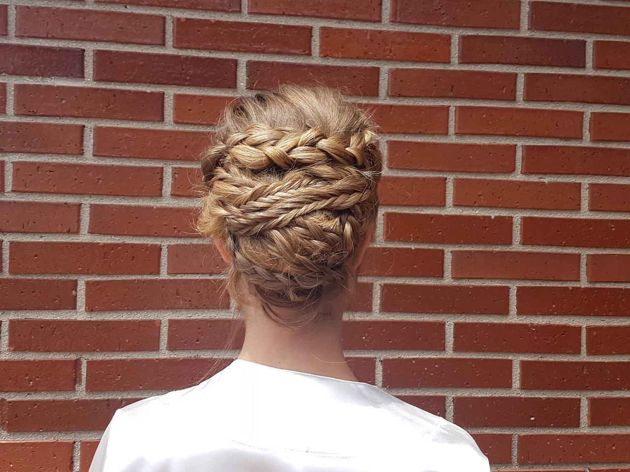 Peinado trenza: chica con el pelo recogido en varias trenzas