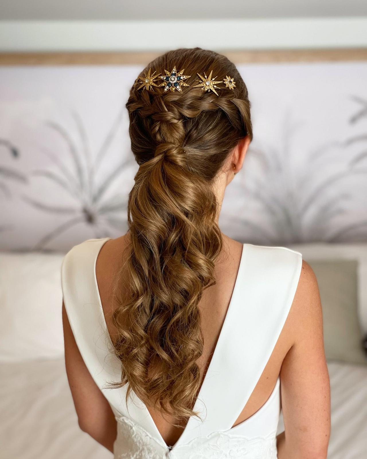 Coletas para bodas: novia con una coleta con ondas