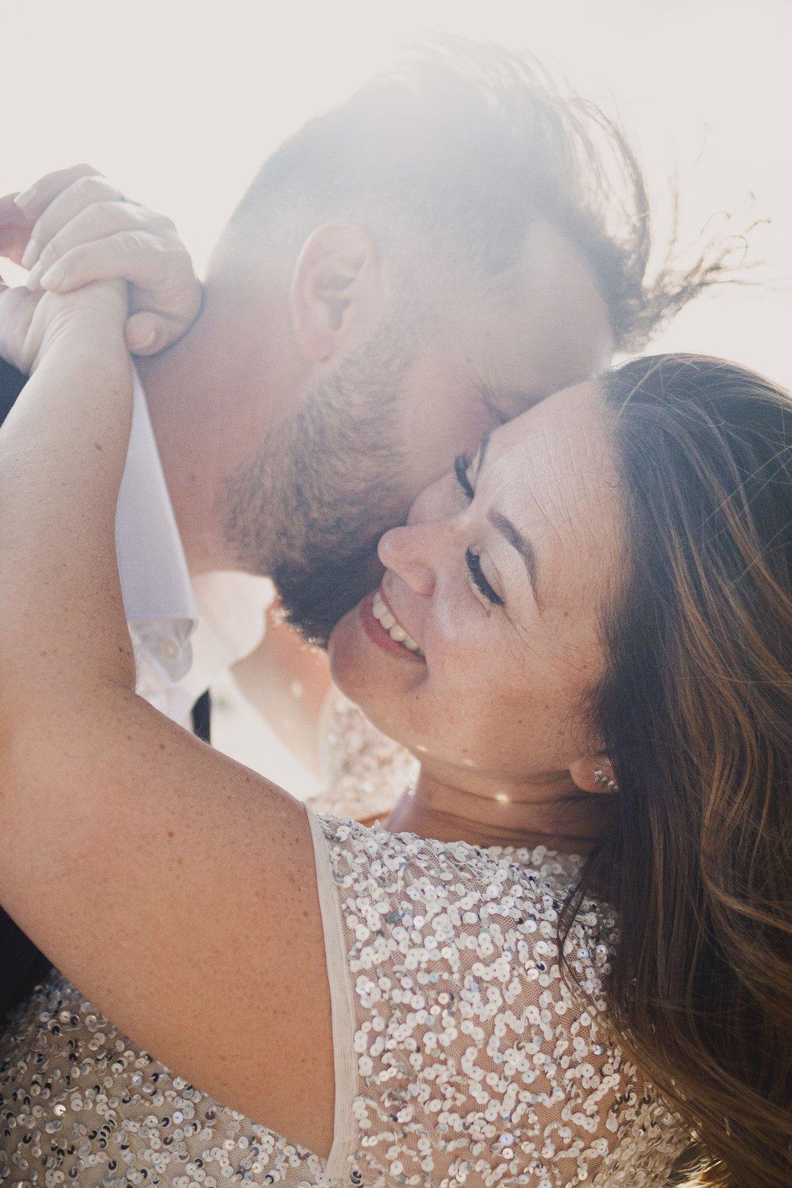 Fotos de abrazos de enamorados en la boda