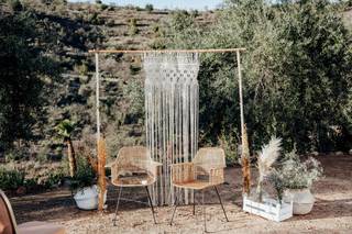 Decoración boda exterior: altar para una boda civil al aire libre con arco de madera y macramé