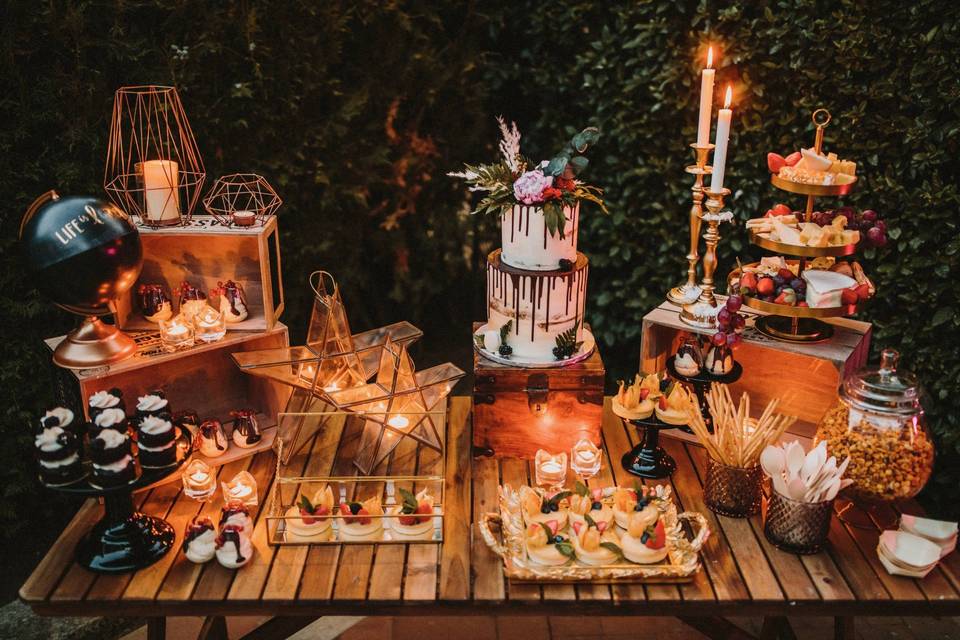Preciosa mesa de dulces con cajas de madera reciclada, candelabros, velas, bandejas, elementos decorativos...