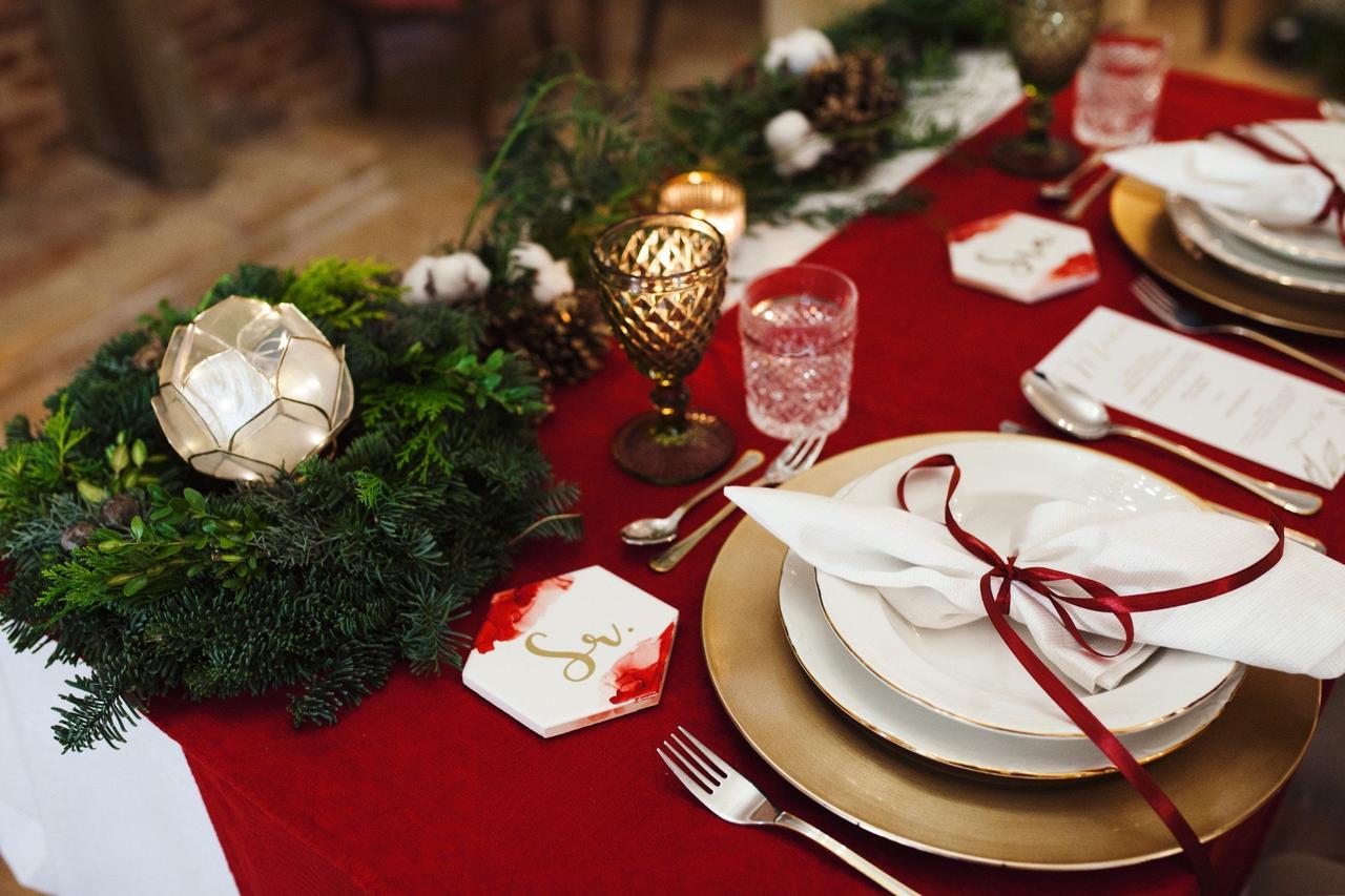 Bodas en Navidad decoración: mesa presidencial lista para el banquete de boda en Navidad