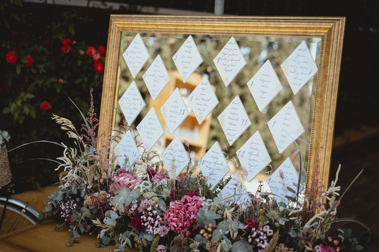 seating plan en un espejo elegante con flores
