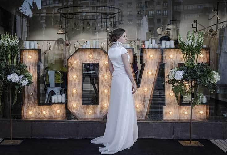 Grandes letras decorativas con iluminación formando la palabra Love el día de la boda